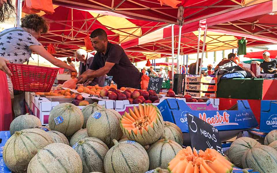 Personnes sur le marché de Gourdon