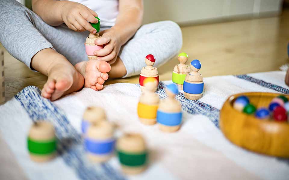 Photo d'illustration présentant un bébé et ses jouets