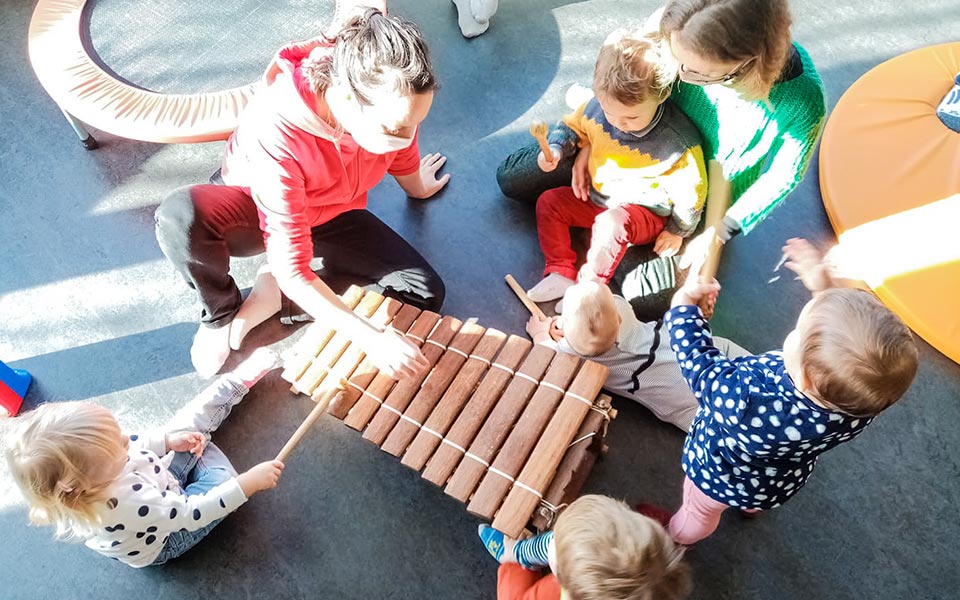 enfants qui jouent à la crèche