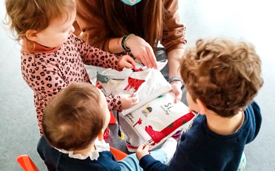 enfants qui jouent à la crèche