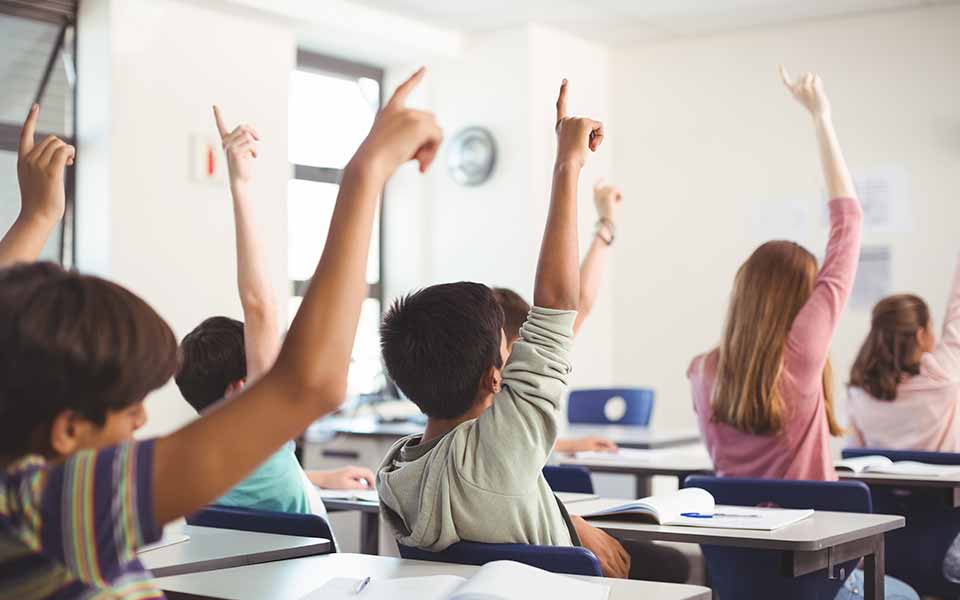 Bandeau de page présentant des enfants dans une classe