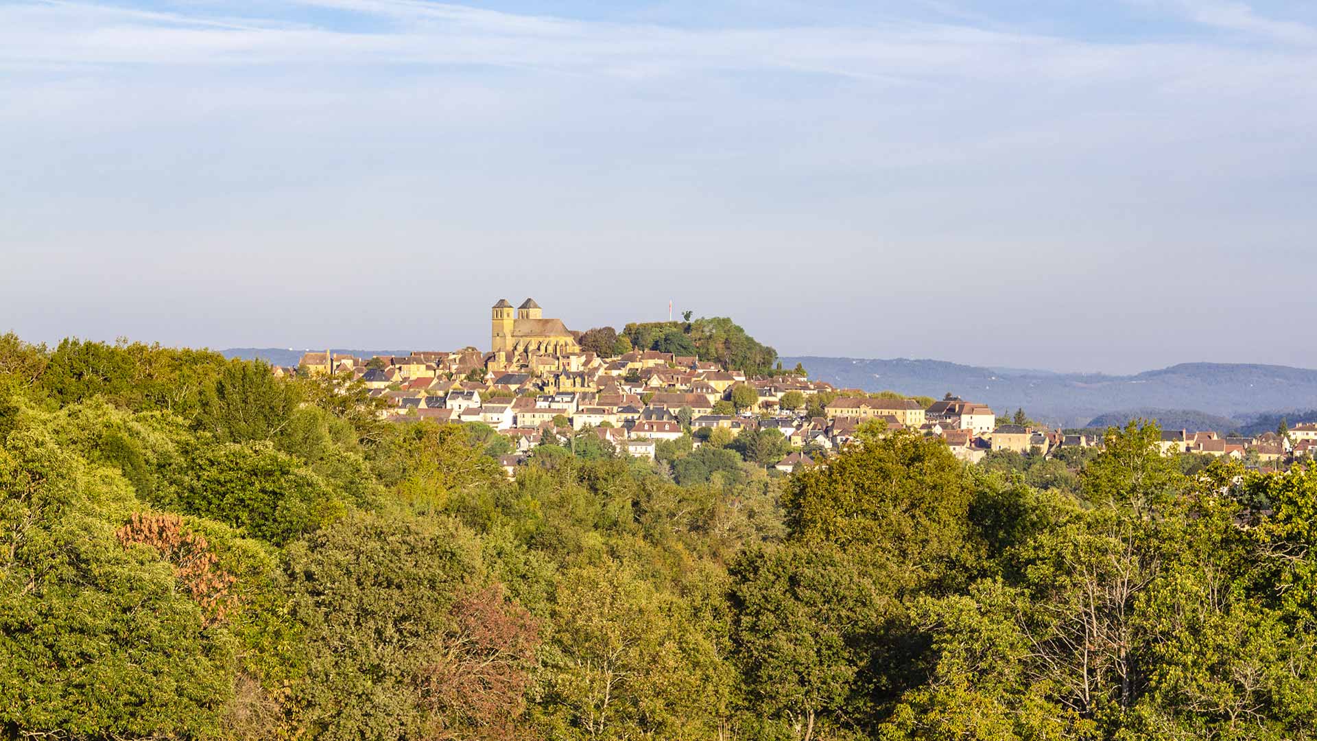 Vue lointaine de la ville de Gourdon - © Cyril Novello