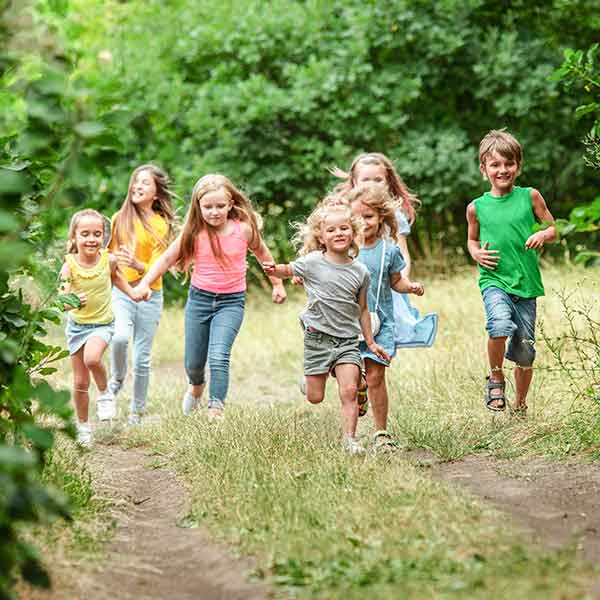 Image présentant des enfants qui courent dans la nature