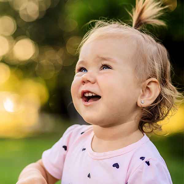 Image présentant un jeune bébé souriant