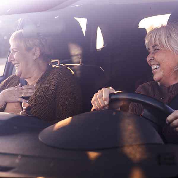 Image présentant deux femmes âgées dans une voiture