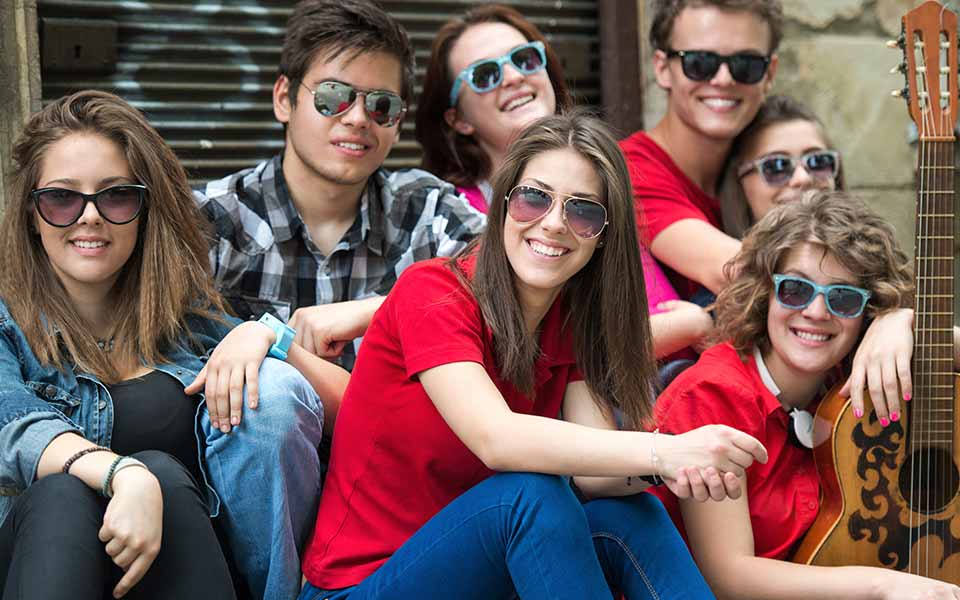 Photo d'illustration présentant des jeunes ados en groupe