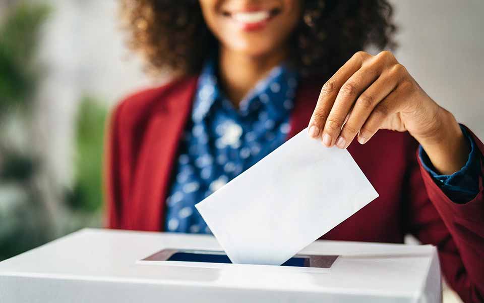 Personne qui met un bulletin de vote dans une urne