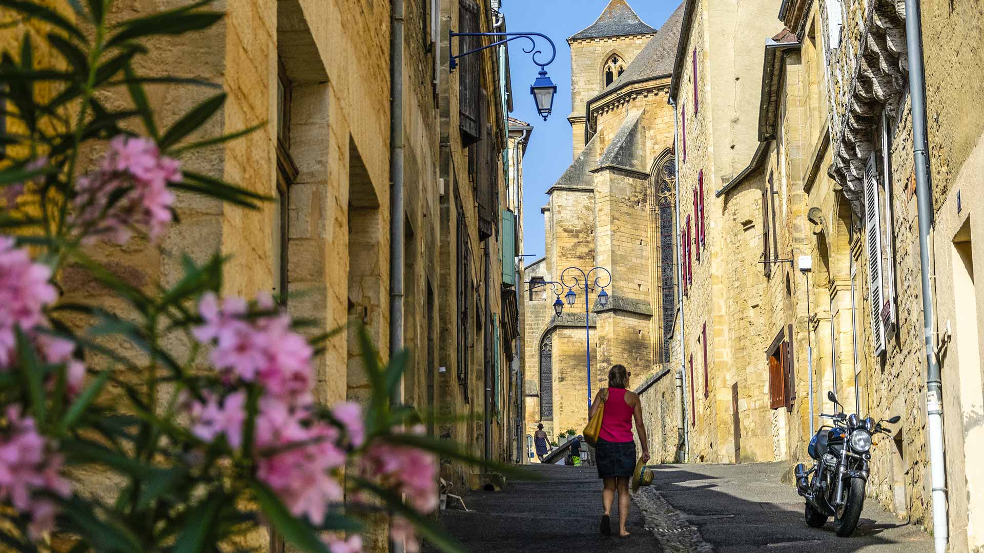 Femme se promenant dans une ruelle de Gourdon - © Cyril Novello