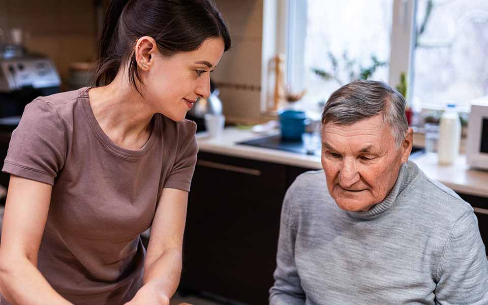 Image illustrant une aide à domicile pour personne âgée