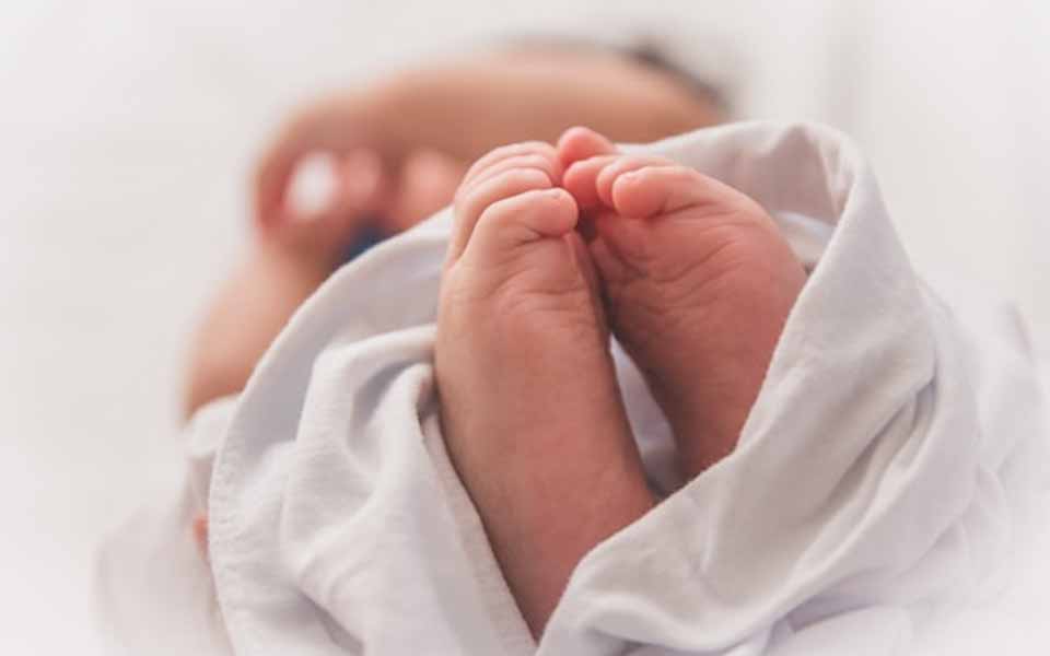 Photo de pieds d'un bébé