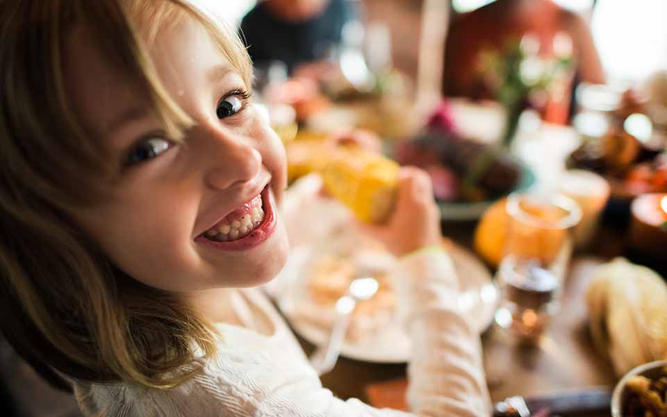 enfant qui mange à la cantine