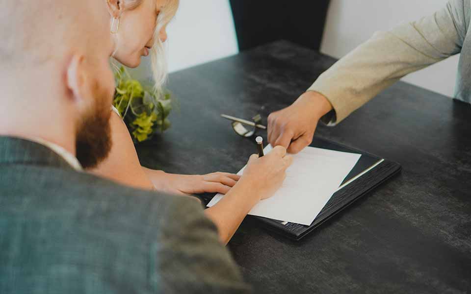 Femme qui signe un contrat de mariage