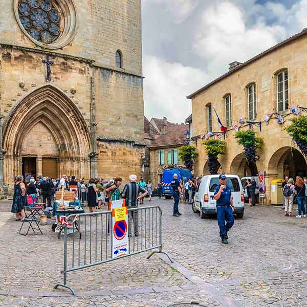 Image présentant un événement public devant la mairie de Gourdon