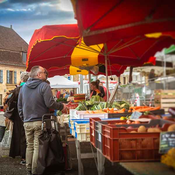 Personnes au marché de Gourdon