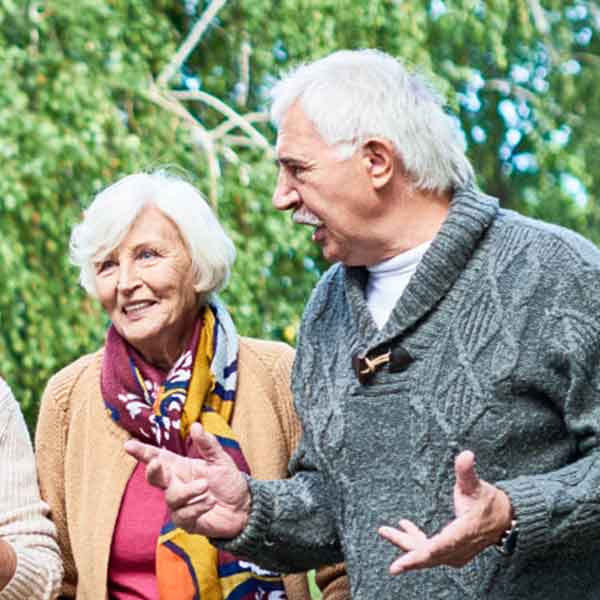 Image présentant des seniors en balade