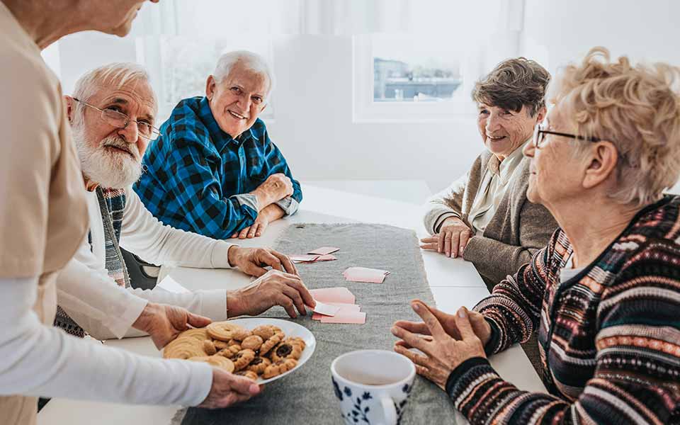 Image illustrant des personnes âgées à table