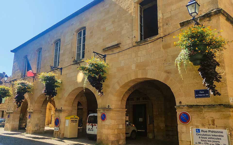 Mairie de Gourdon sur la place Saint Pierre