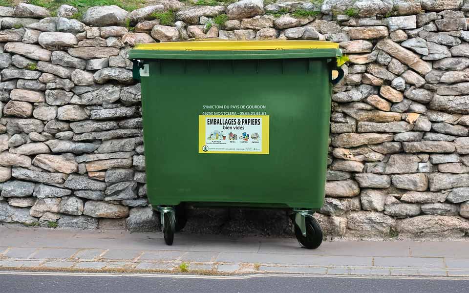 Photo d'une poubelle dans les rues de Gourdon