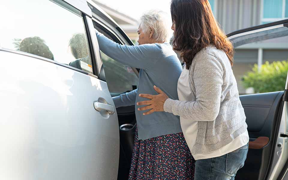 Image présentant une dame qui montre dans une voiture